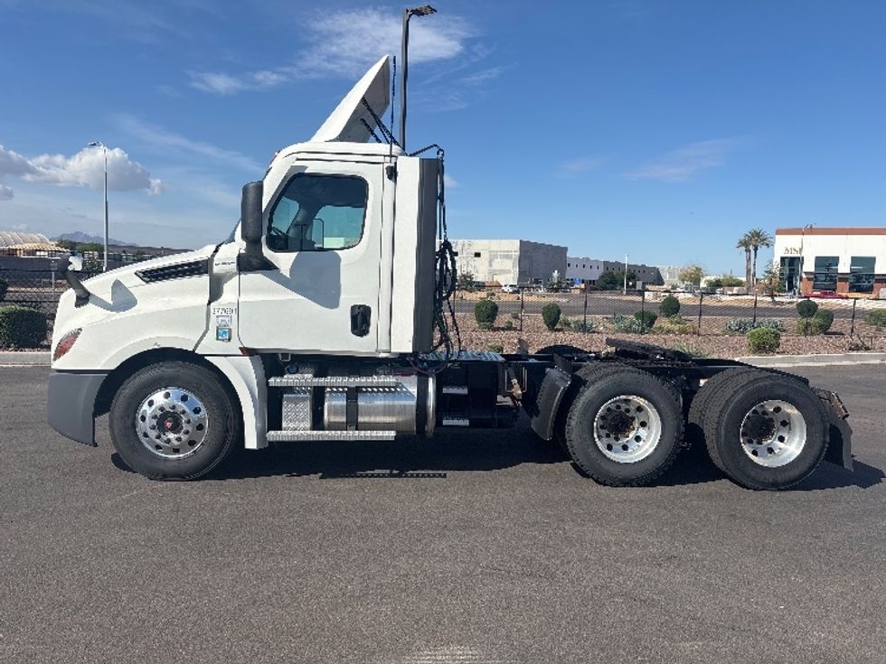 Day Cab Tractor-Heavy Duty Tractors-Freightliner-2021-T12664ST-Phoenix-AZ-783,611\n\t\tmiles-$ 31,000 - Image 4