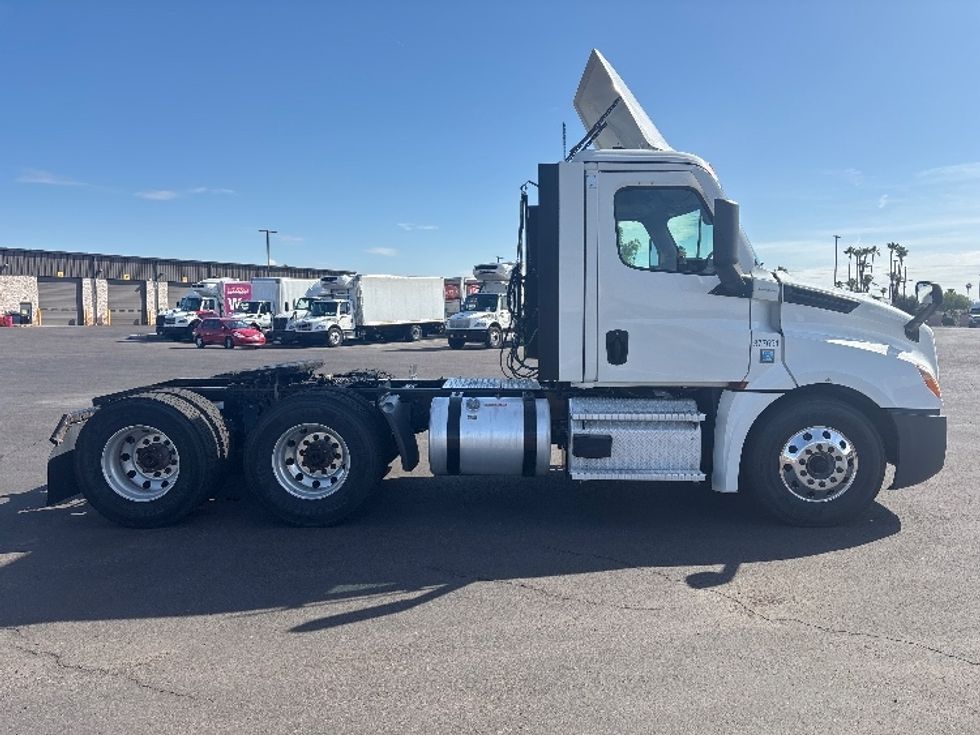 Day Cab Tractor-Heavy Duty Tractors-Freightliner-2021-T12664ST-Phoenix-AZ-783,611\n\t\tmiles-$ 31,000 - Image 8