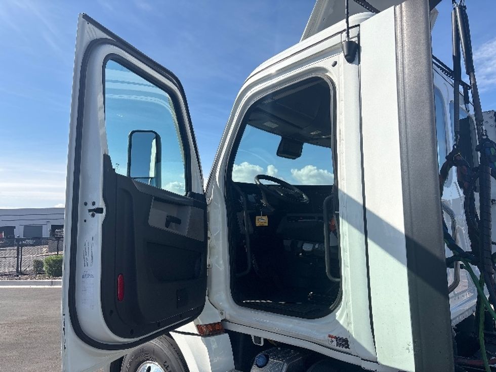 Day Cab Tractor-Heavy Duty Tractors-Freightliner-2021-T12664ST-Phoenix-AZ-783,611\n\t\tmiles-$ 31,000 - Image 9