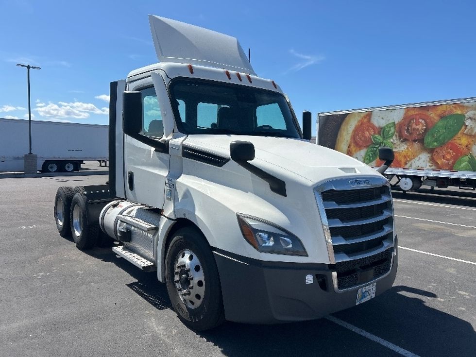 Day Cab Tractor-Heavy Duty Tractors-Freightliner-2021-T12664ST-Phoenix-AZ-827,863\n\t\tmiles-$ 29,000 - Image 1