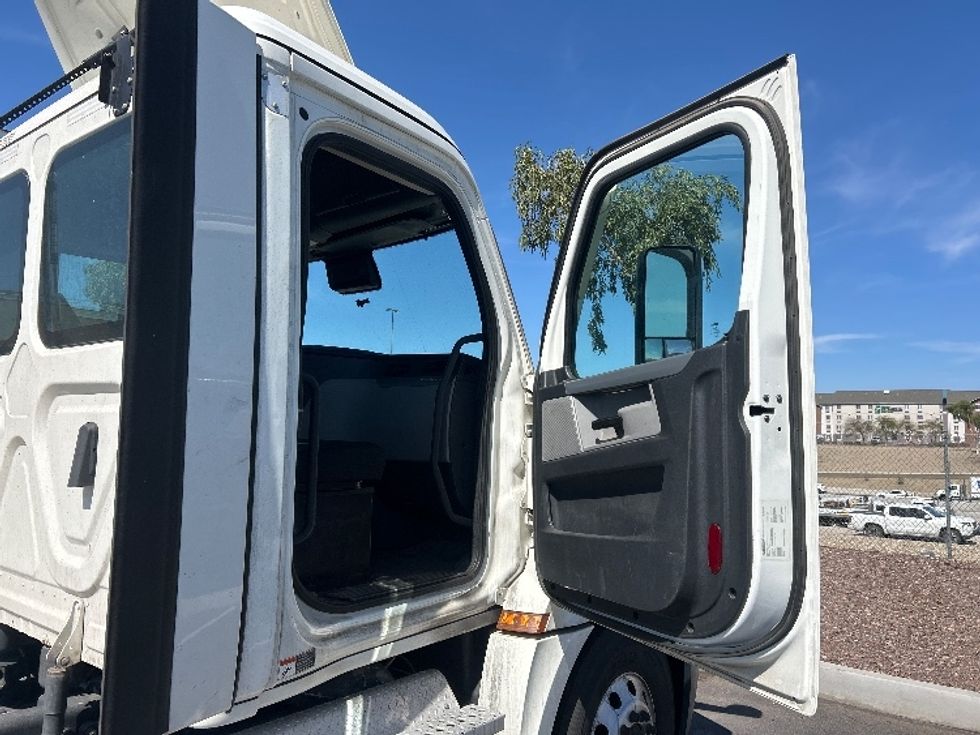 Day Cab Tractor-Heavy Duty Tractors-Freightliner-2021-T12664ST-Phoenix-AZ-827,863\n\t\tmiles-$ 29,000 - Image 12