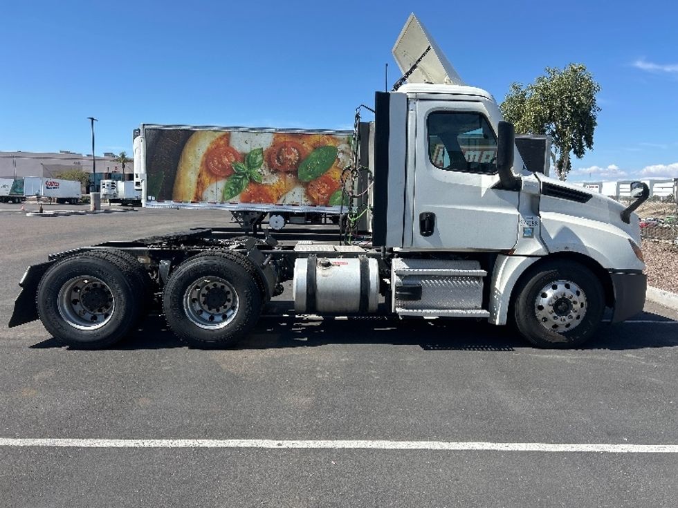 Day Cab Tractor-Heavy Duty Tractors-Freightliner-2021-T12664ST-Phoenix-AZ-827,863\n\t\tmiles-$ 29,000 - Image 8