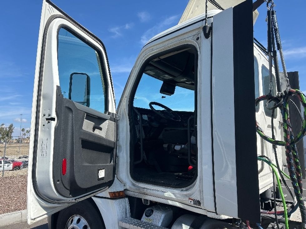 Day Cab Tractor-Heavy Duty Tractors-Freightliner-2021-T12664ST-Phoenix-AZ-827,863\n\t\tmiles-$ 29,000 - Image 9