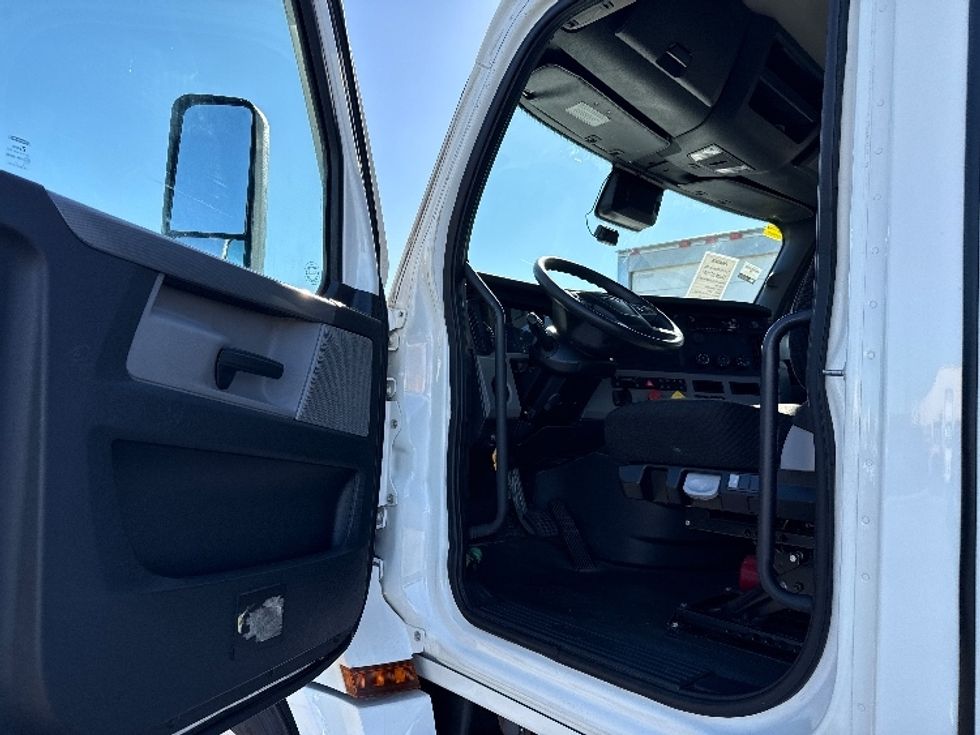 Day Cab Tractor-Heavy Duty Tractors-Freightliner-2021-T12664ST-Phoenix-AZ-827,885\n\t\tmiles-$ 30,000 - Image 9