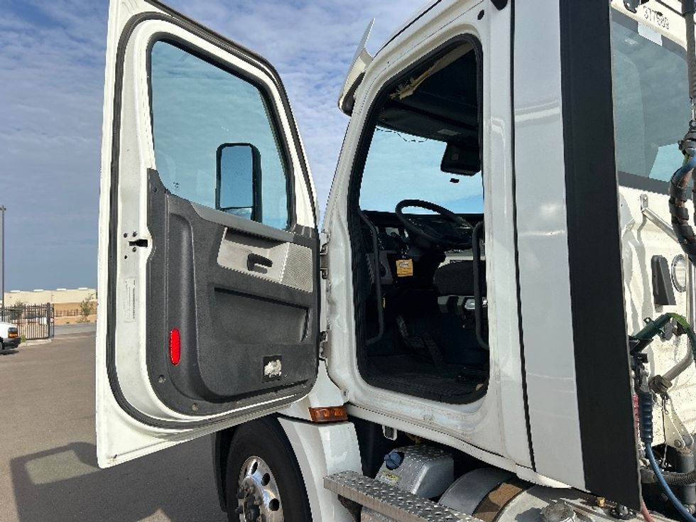Day Cab Tractor-Heavy Duty Tractors-Freightliner-2021-T12664ST-Phoenix-AZ-849,092\n\t\tmiles-$ 26,750 - Image 9