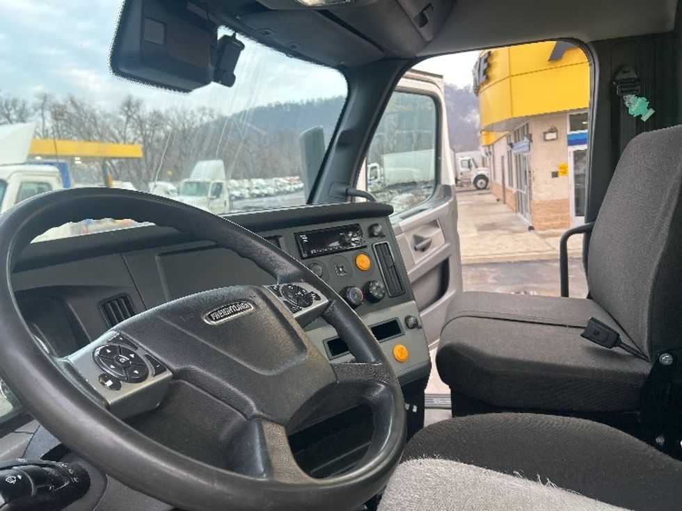 Day Cab Tractor-Heavy Duty Tractors-Freightliner-2021-T12664ST-Pittsburgh-PA-387,653\n\t\tmiles-$ 52,500 - Image 10