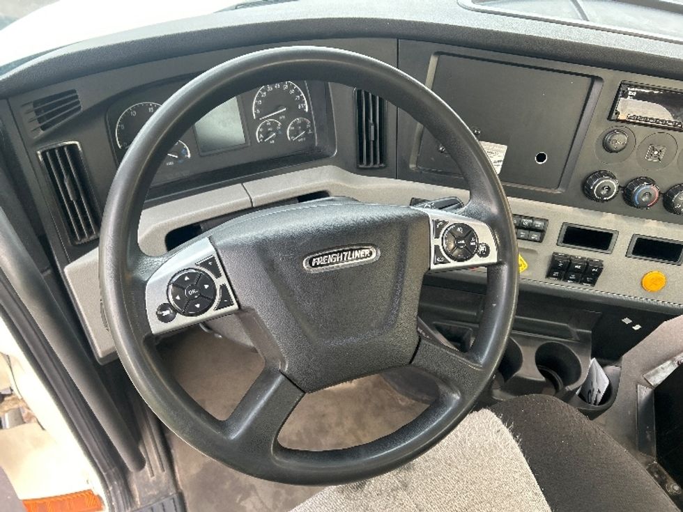 Day Cab Tractor-Heavy Duty Tractors-Freightliner-2021-T12664ST-Pittsburgh-PA-387,653\n\t\tmiles-$ 52,500 - Image 11