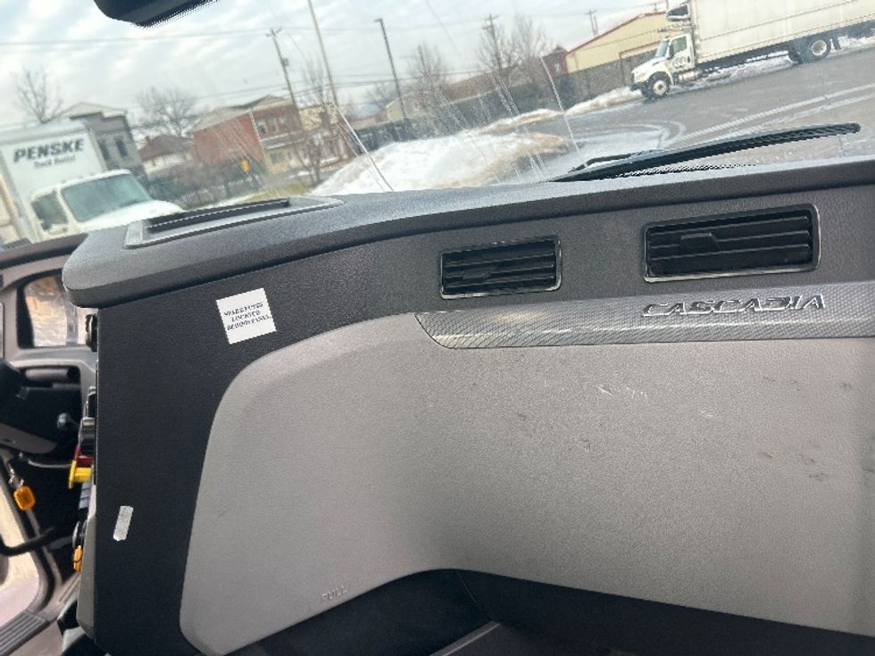 Day Cab Tractor-Heavy Duty Tractors-Freightliner-2021-T12664ST-Pittsburgh-PA-387,653\n\t\tmiles-$ 52,500 - Image 13