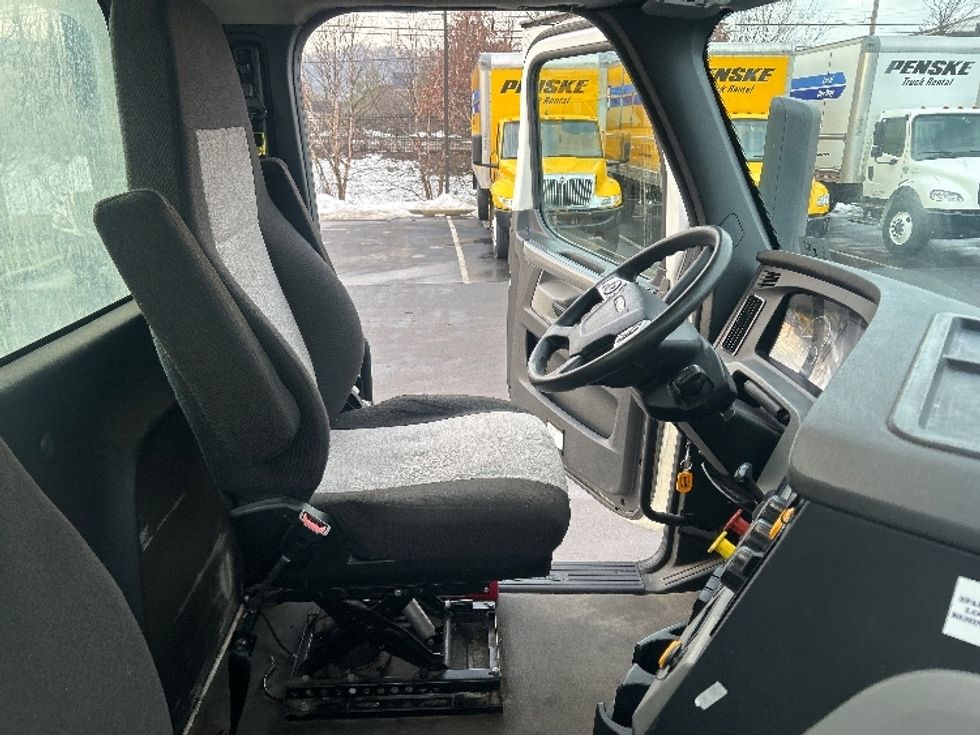 Day Cab Tractor-Heavy Duty Tractors-Freightliner-2021-T12664ST-Pittsburgh-PA-387,653\n\t\tmiles-$ 52,500 - Image 14