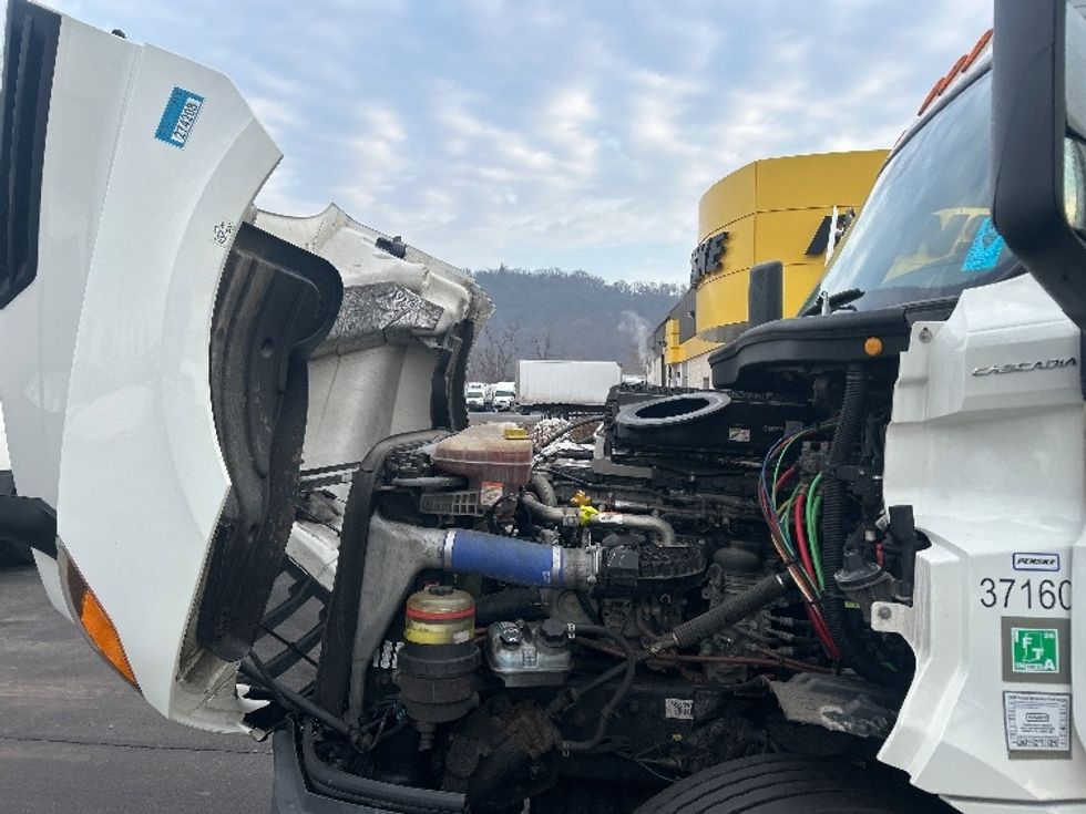 Day Cab Tractor-Heavy Duty Tractors-Freightliner-2021-T12664ST-Pittsburgh-PA-387,653\n\t\tmiles-$ 52,500 - Image 16