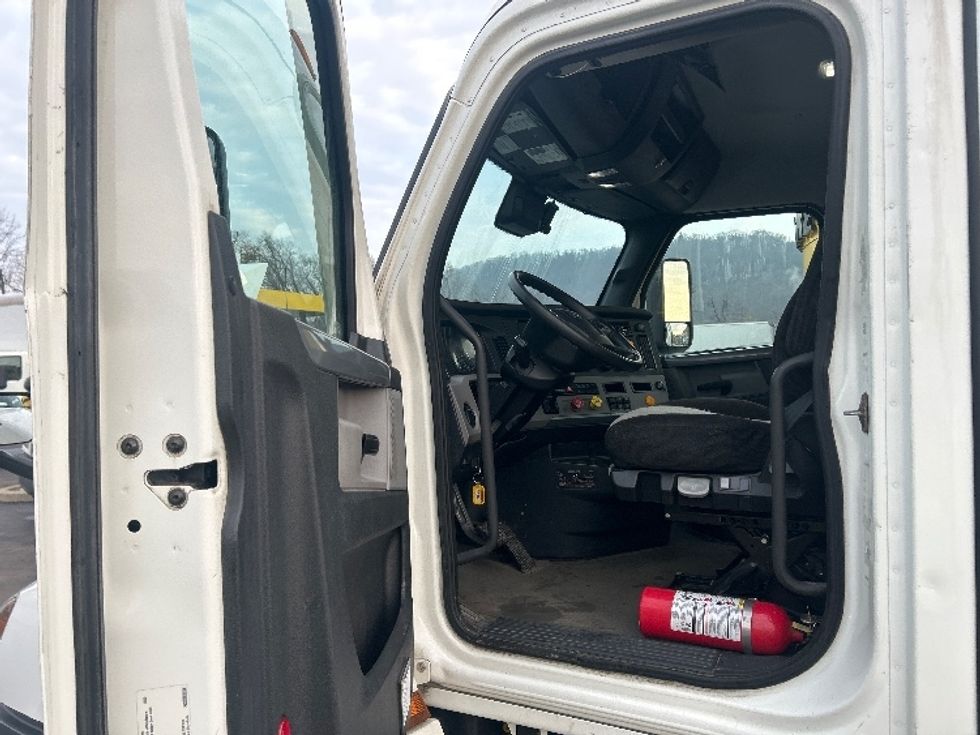Day Cab Tractor-Heavy Duty Tractors-Freightliner-2021-T12664ST-Pittsburgh-PA-387,653\n\t\tmiles-$ 52,500 - Image 9