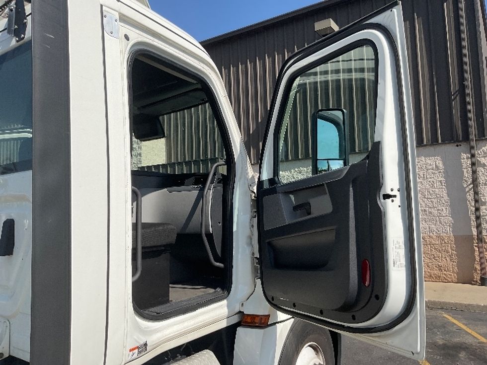 Day Cab Tractor-Heavy Duty Tractors-Freightliner-2021-T12664ST-Plymouth-MI-514,263\n\t\tmiles-$ 45,500 - Image 12