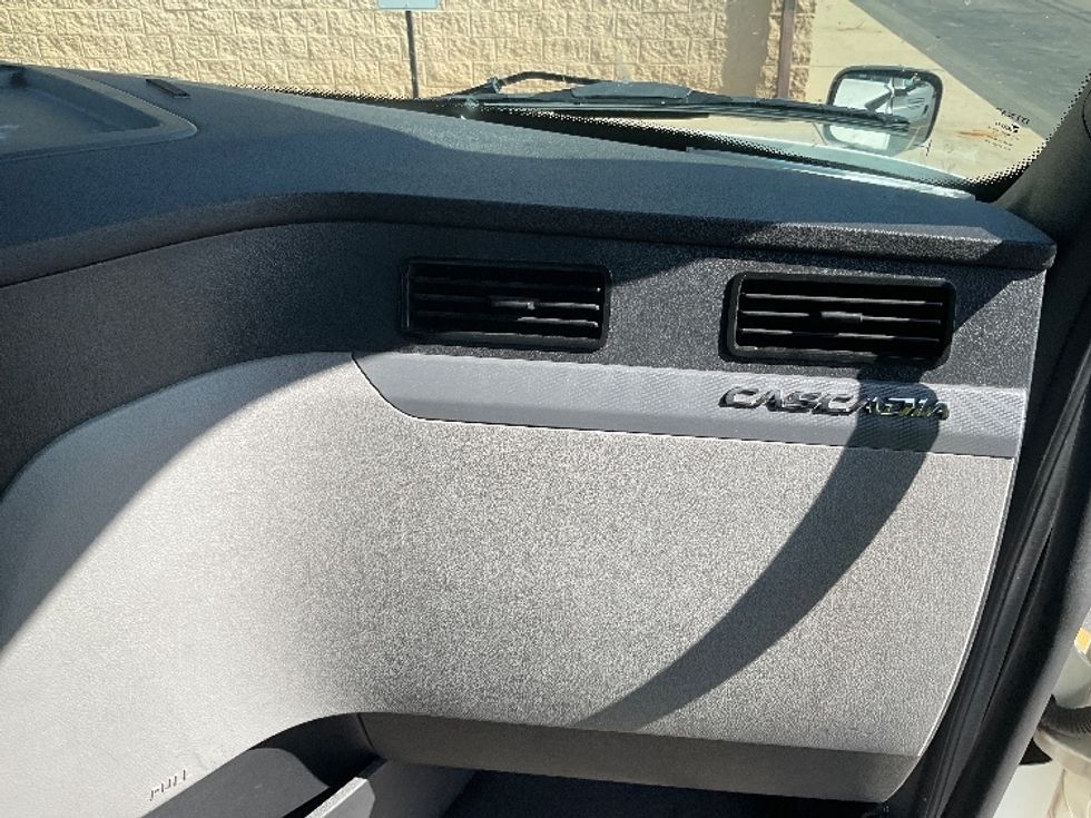 Day Cab Tractor-Heavy Duty Tractors-Freightliner-2021-T12664ST-Plymouth-MI-514,263\n\t\tmiles-$ 45,500 - Image 13