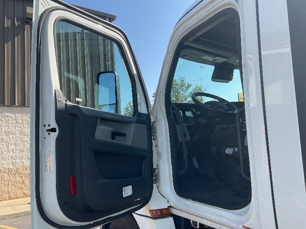 Day Cab Tractor-Heavy Duty Tractors-Freightliner-2021-T12664ST-Plymouth-MI-514,263\n\t\tmiles-$ 45,500 - Image 9