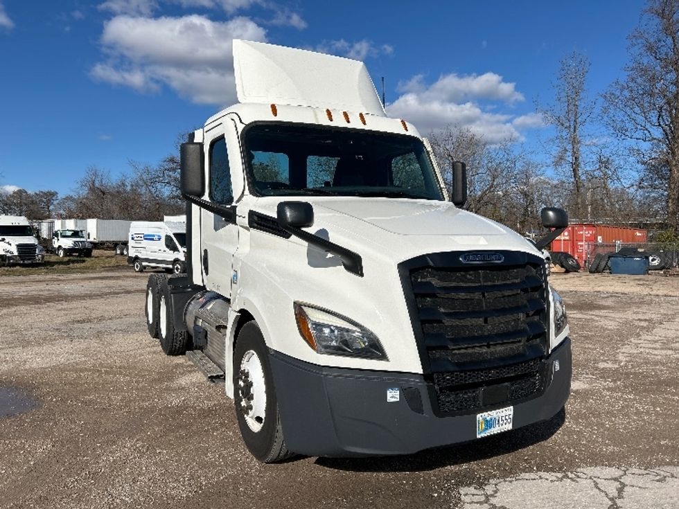 Day Cab Tractor-Heavy Duty Tractors-Freightliner-2021-T12664ST-Poplar Bluff-MO-157,393\n\t\tmiles-$ 76,000 - Image 1