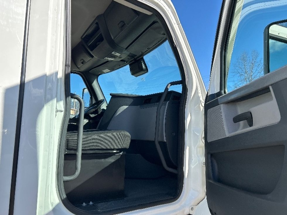 Day Cab Tractor-Heavy Duty Tractors-Freightliner-2021-T12664ST-Poplar Bluff-MO-157,393\n\t\tmiles-$ 76,000 - Image 12