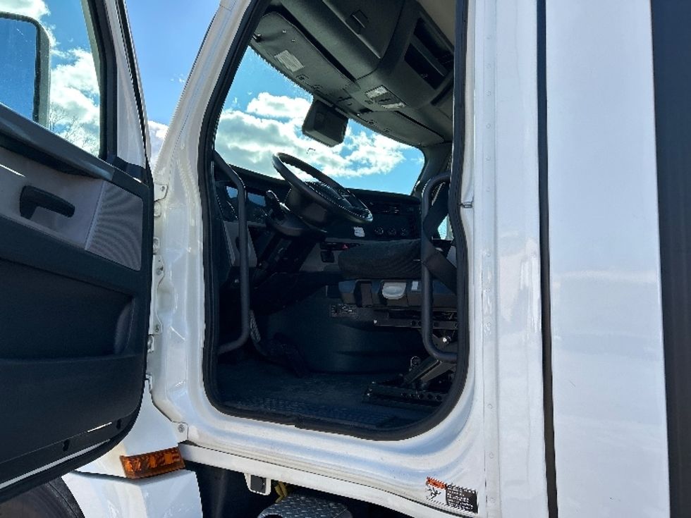 Day Cab Tractor-Heavy Duty Tractors-Freightliner-2021-T12664ST-Poplar Bluff-MO-157,393\n\t\tmiles-$ 76,000 - Image 9