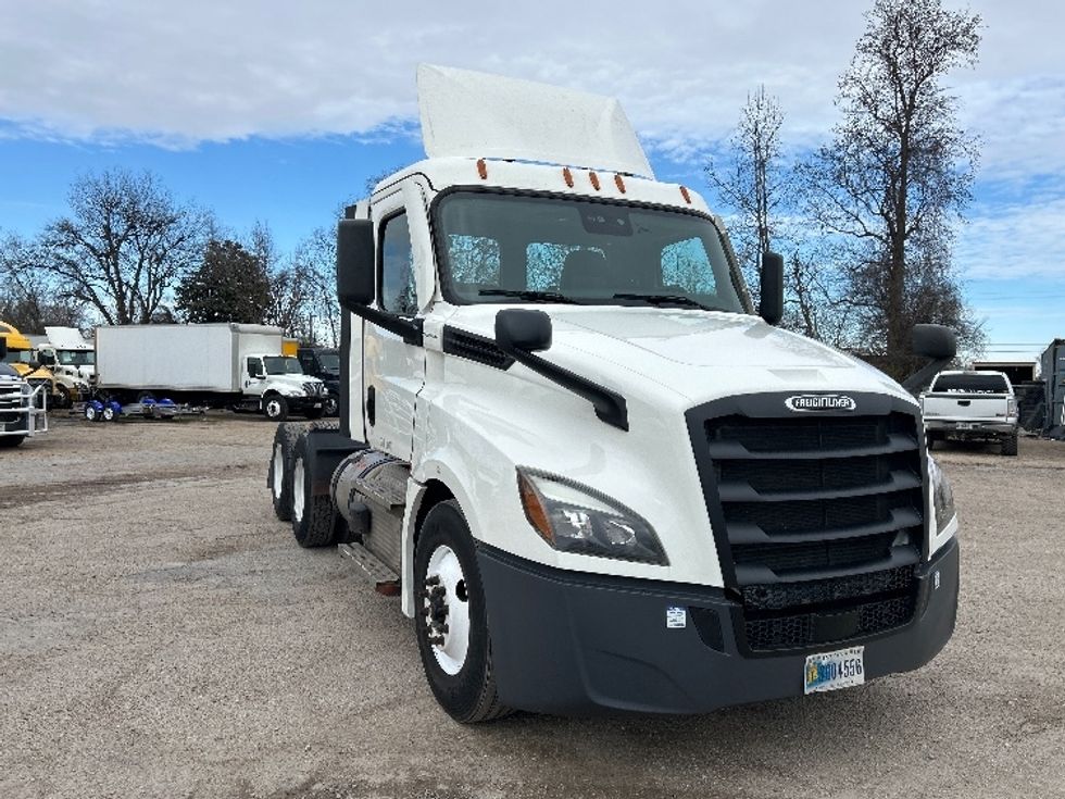 Day Cab Tractor-Heavy Duty Tractors-Freightliner-2021-T12664ST-Poplar Bluff-MO-357,436\n\t\tmiles-$ 61,500 - Image 1