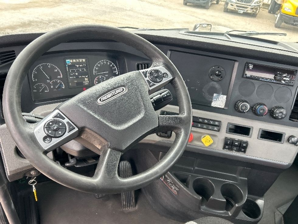 Day Cab Tractor-Heavy Duty Tractors-Freightliner-2021-T12664ST-Poplar Bluff-MO-357,436\n\t\tmiles-$ 61,500 - Image 11