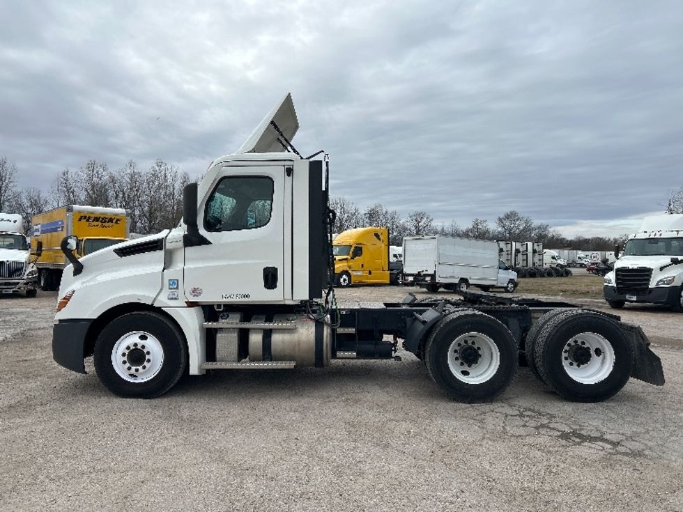 Day Cab Tractor-Heavy Duty Tractors-Freightliner-2021-T12664ST-Poplar Bluff-MO-357,436\n\t\tmiles-$ 61,500 - Image 4