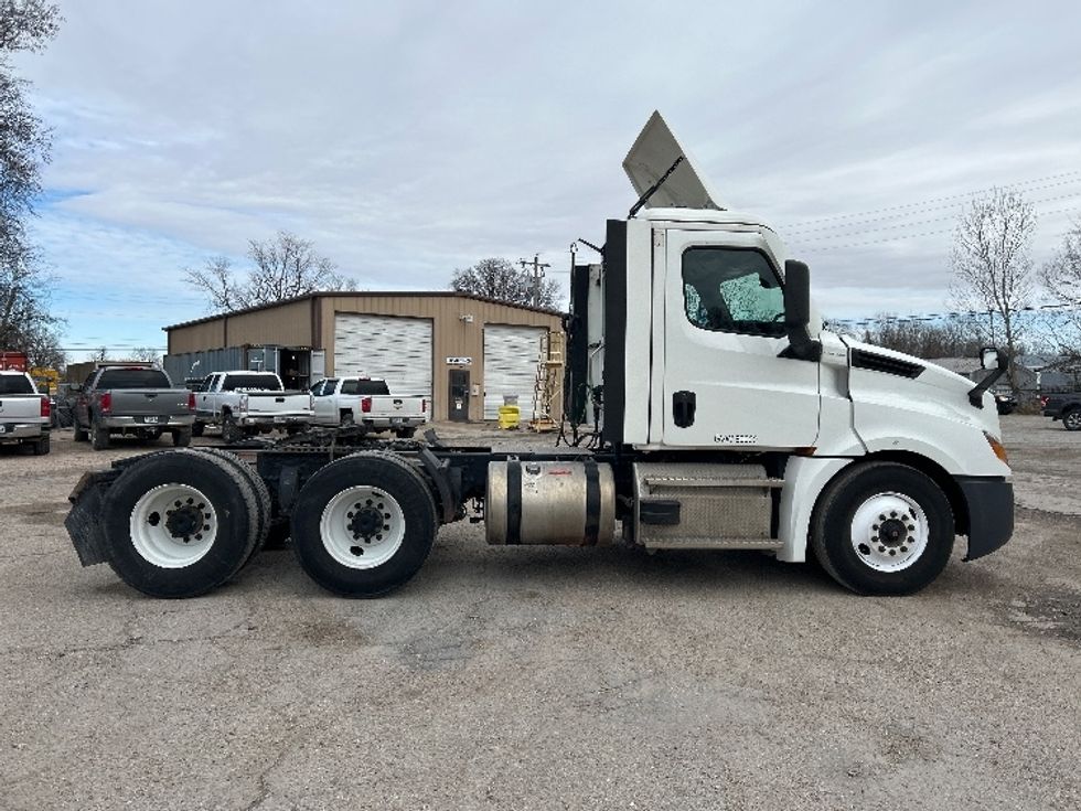 Day Cab Tractor-Heavy Duty Tractors-Freightliner-2021-T12664ST-Poplar Bluff-MO-357,436\n\t\tmiles-$ 61,500 - Image 8