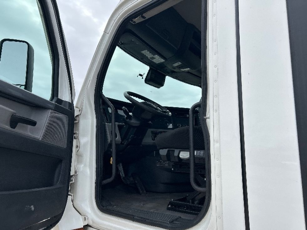 Day Cab Tractor-Heavy Duty Tractors-Freightliner-2021-T12664ST-Poplar Bluff-MO-357,436\n\t\tmiles-$ 61,500 - Image 9