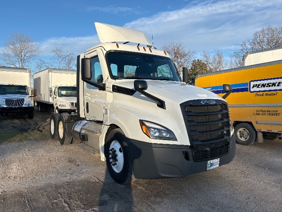 Day Cab Tractor-Heavy Duty Tractors-Freightliner-2021-T12664ST-Poplar Bluff-MO-366,387\n\t\tmiles-$ 61,750 - Image 1