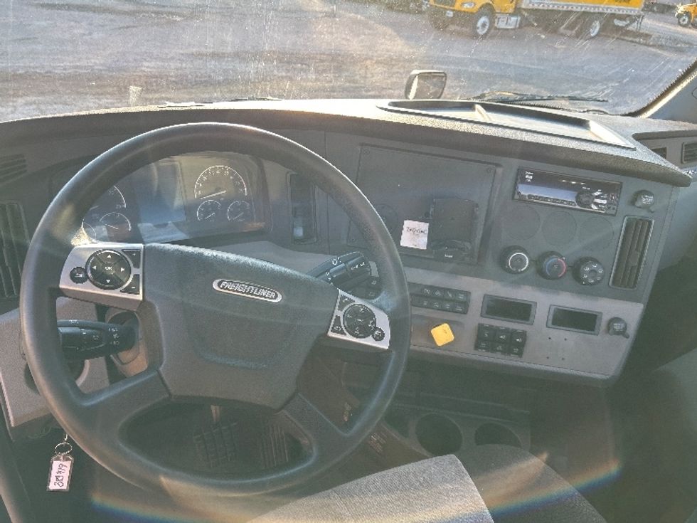 Day Cab Tractor-Heavy Duty Tractors-Freightliner-2021-T12664ST-Poplar Bluff-MO-366,387\n\t\tmiles-$ 61,750 - Image 11