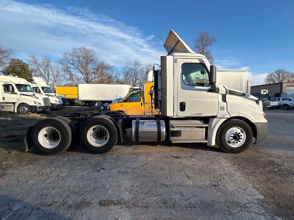 Day Cab Tractor-Heavy Duty Tractors-Freightliner-2021-T12664ST-Poplar Bluff-MO-366,387\n\t\tmiles-$ 61,750 - Image 8