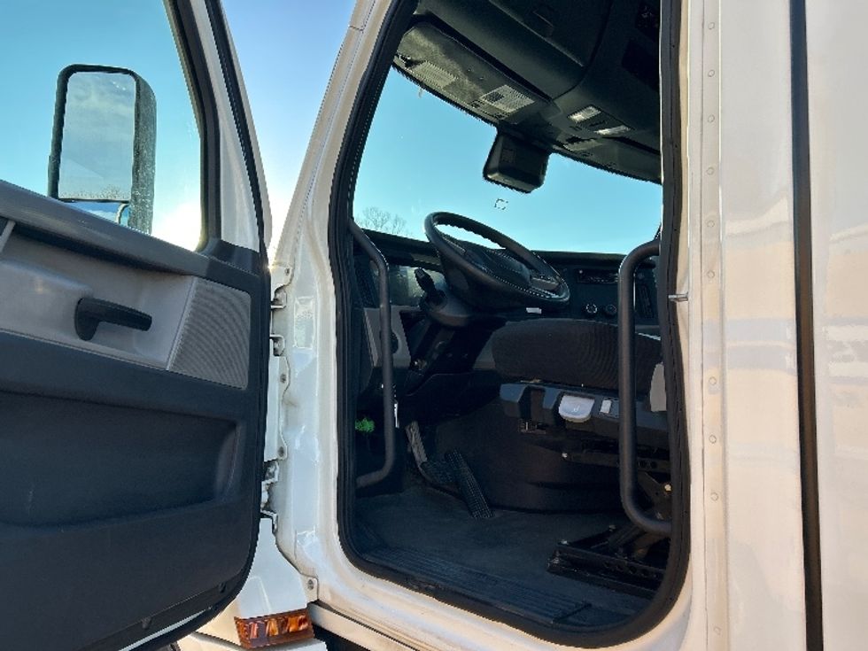 Day Cab Tractor-Heavy Duty Tractors-Freightliner-2021-T12664ST-Poplar Bluff-MO-366,387\n\t\tmiles-$ 61,750 - Image 9