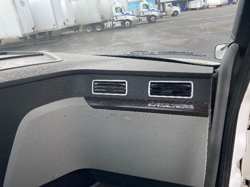 Day Cab Tractor-Heavy Duty Tractors-Freightliner-2021-T12664ST-Portland-OR-185,392\n\t\tmiles-$ 68,500 - Image 12