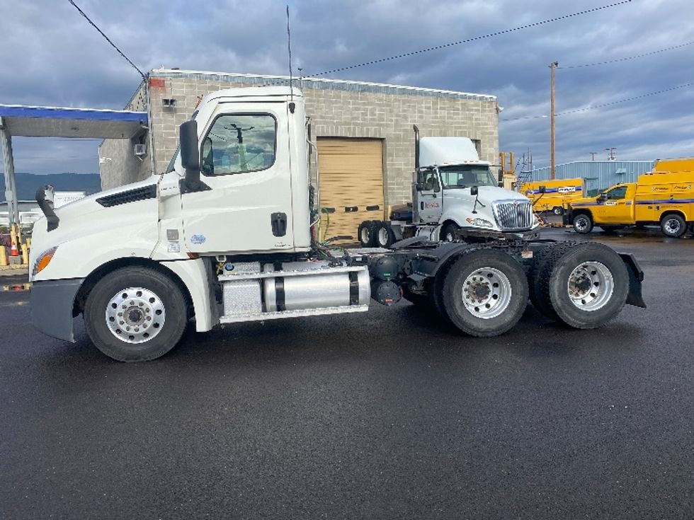 Day Cab Tractor-Heavy Duty Tractors-Freightliner-2021-T12664ST-Portland-OR-185,392\n\t\tmiles-$ 68,500 - Image 4