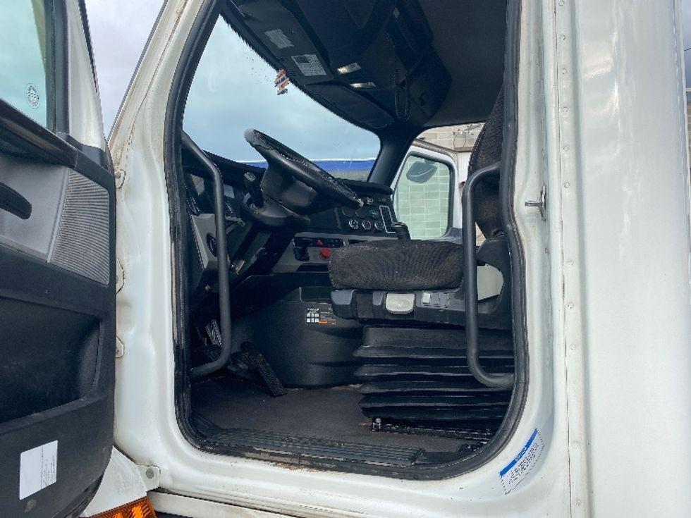 Day Cab Tractor-Heavy Duty Tractors-Freightliner-2021-T12664ST-Portland-OR-185,392\n\t\tmiles-$ 68,500 - Image 9