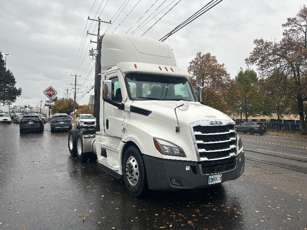 Day Cab Tractor-Heavy Duty Tractors-Freightliner-2021-T12664ST-Portland-OR-208,432\n\t\tmiles-$ 73,000 - Image 1