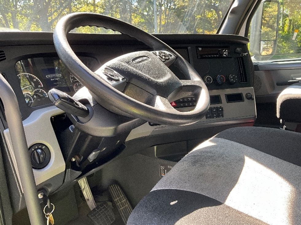 Day Cab Tractor-Heavy Duty Tractors-Freightliner-2021-T12664ST-Reading-PA-358,582\n\t\tmiles-$ 58,500 - Image 10