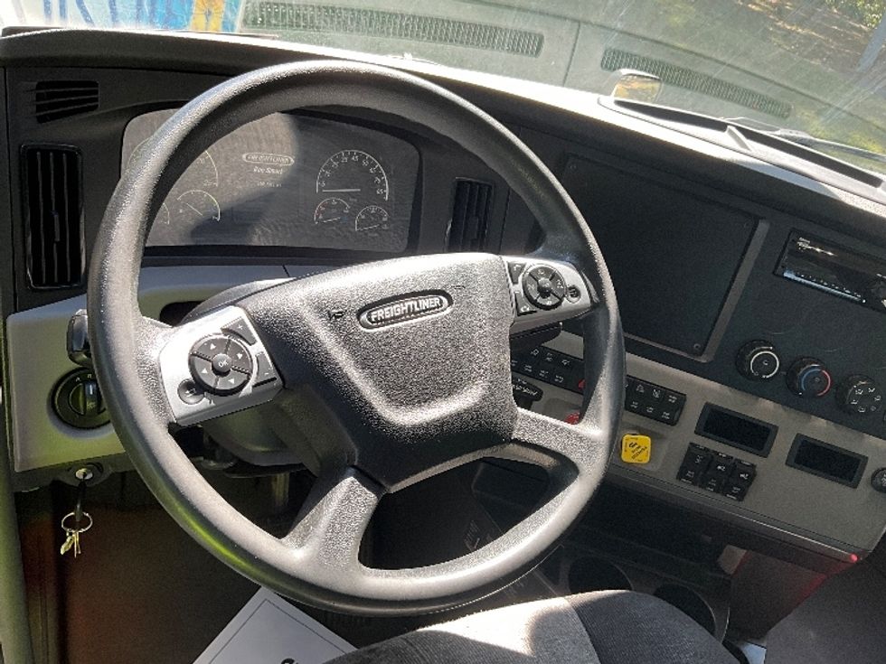 Day Cab Tractor-Heavy Duty Tractors-Freightliner-2021-T12664ST-Reading-PA-358,582\n\t\tmiles-$ 58,500 - Image 11