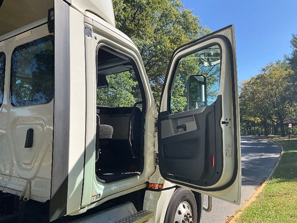 Day Cab Tractor-Heavy Duty Tractors-Freightliner-2021-T12664ST-Reading-PA-358,582\n\t\tmiles-$ 58,500 - Image 12