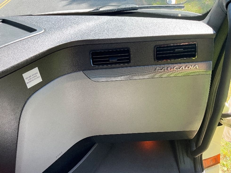 Day Cab Tractor-Heavy Duty Tractors-Freightliner-2021-T12664ST-Reading-PA-358,582\n\t\tmiles-$ 58,500 - Image 13