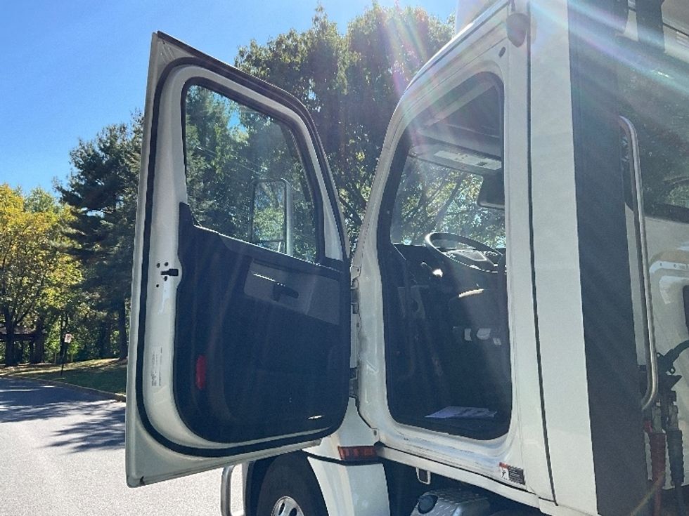 Day Cab Tractor-Heavy Duty Tractors-Freightliner-2021-T12664ST-Reading-PA-358,582\n\t\tmiles-$ 58,500 - Image 9