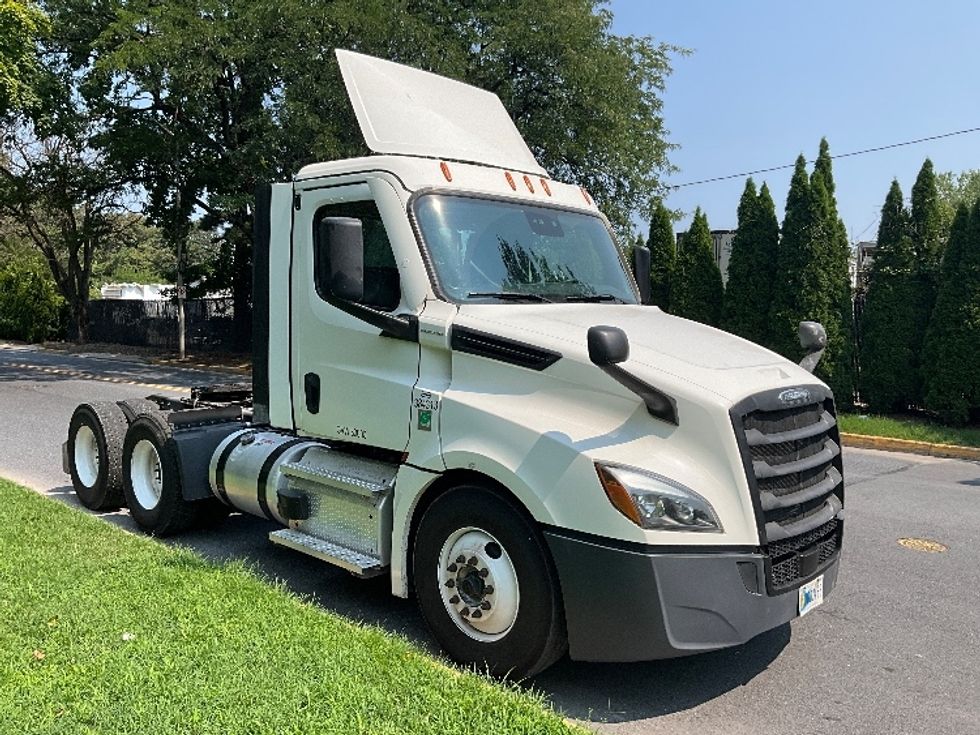 Day Cab Tractor-Heavy Duty Tractors-Freightliner-2021-T12664ST-Reading-PA-527,186\n\t\tmiles-$ 43,500 - Image 1