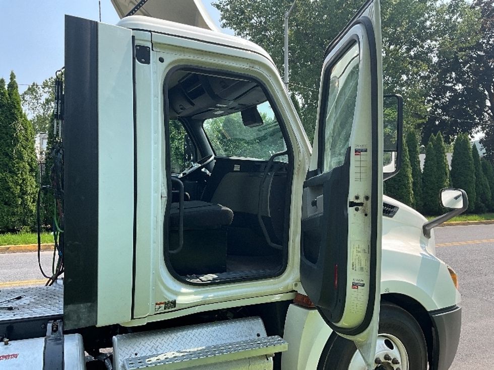 Day Cab Tractor-Heavy Duty Tractors-Freightliner-2021-T12664ST-Reading-PA-527,186\n\t\tmiles-$ 43,500 - Image 12