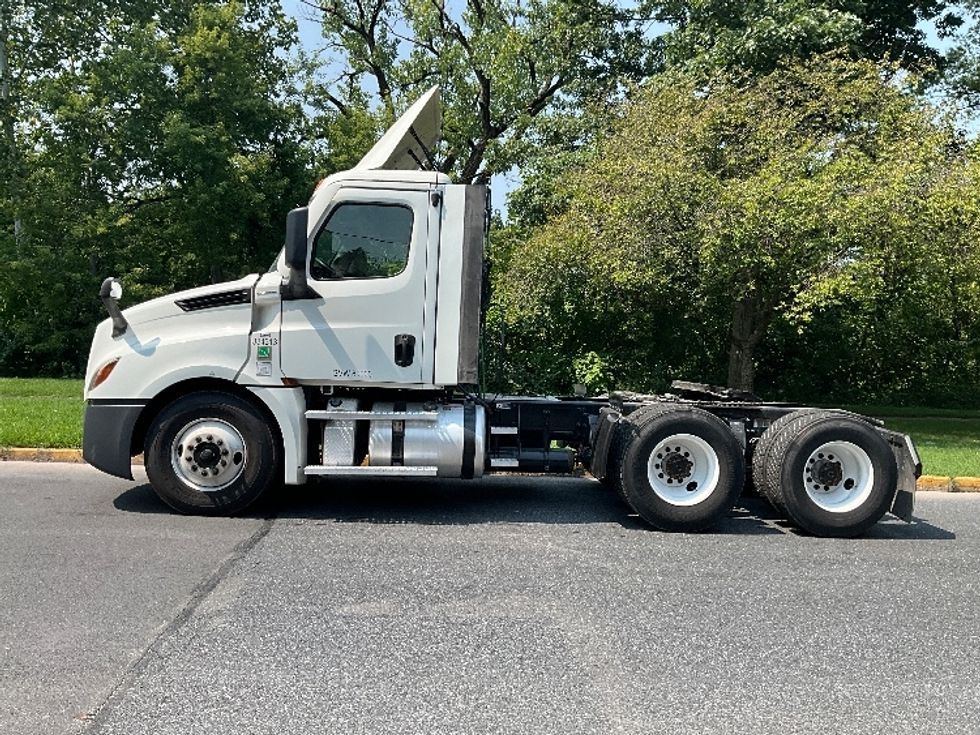 Day Cab Tractor-Heavy Duty Tractors-Freightliner-2021-T12664ST-Reading-PA-527,186\n\t\tmiles-$ 43,500 - Image 4