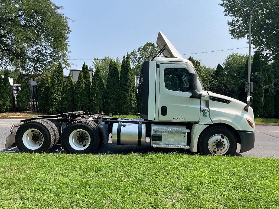 Day Cab Tractor-Heavy Duty Tractors-Freightliner-2021-T12664ST-Reading-PA-527,186\n\t\tmiles-$ 43,500 - Image 8