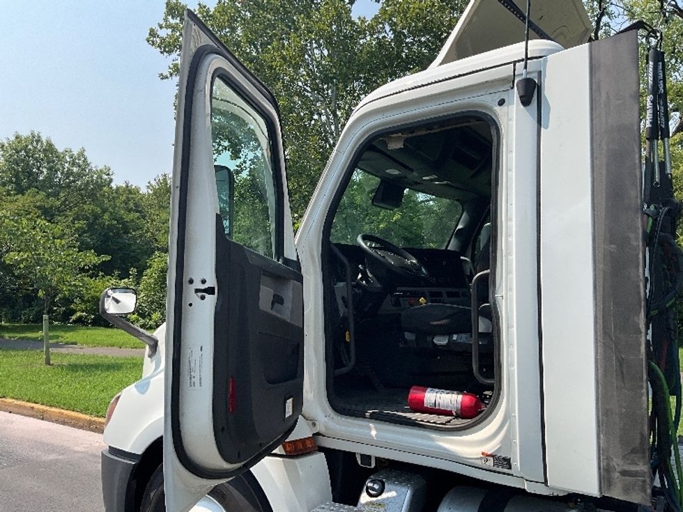 Day Cab Tractor-Heavy Duty Tractors-Freightliner-2021-T12664ST-Reading-PA-527,186\n\t\tmiles-$ 43,500 - Image 9