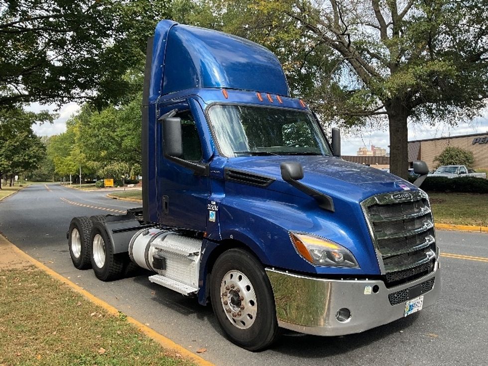 Day Cab Tractor-Heavy Duty Tractors-Freightliner-2021-T12664ST-Reading-PA-607,507\n\t\tmiles-$ 36,250 - Image 1