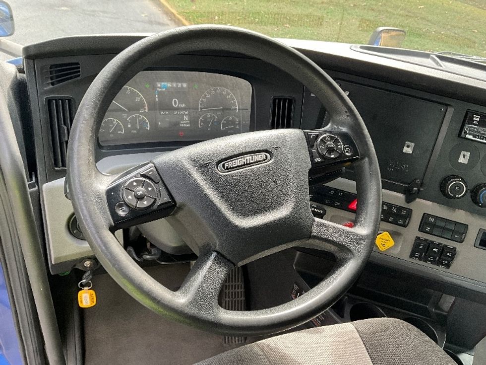 Day Cab Tractor-Heavy Duty Tractors-Freightliner-2021-T12664ST-Reading-PA-607,507\n\t\tmiles-$ 36,250 - Image 11