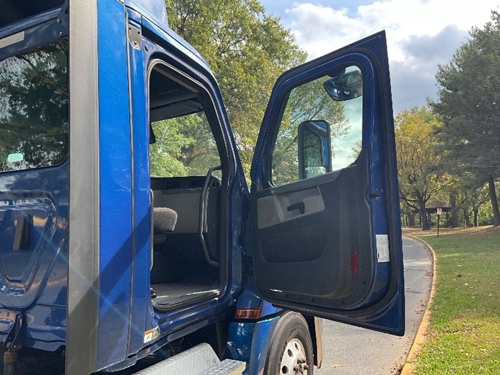 Day Cab Tractor-Heavy Duty Tractors-Freightliner-2021-T12664ST-Reading-PA-607,507\n\t\tmiles-$ 36,250 - Image 12