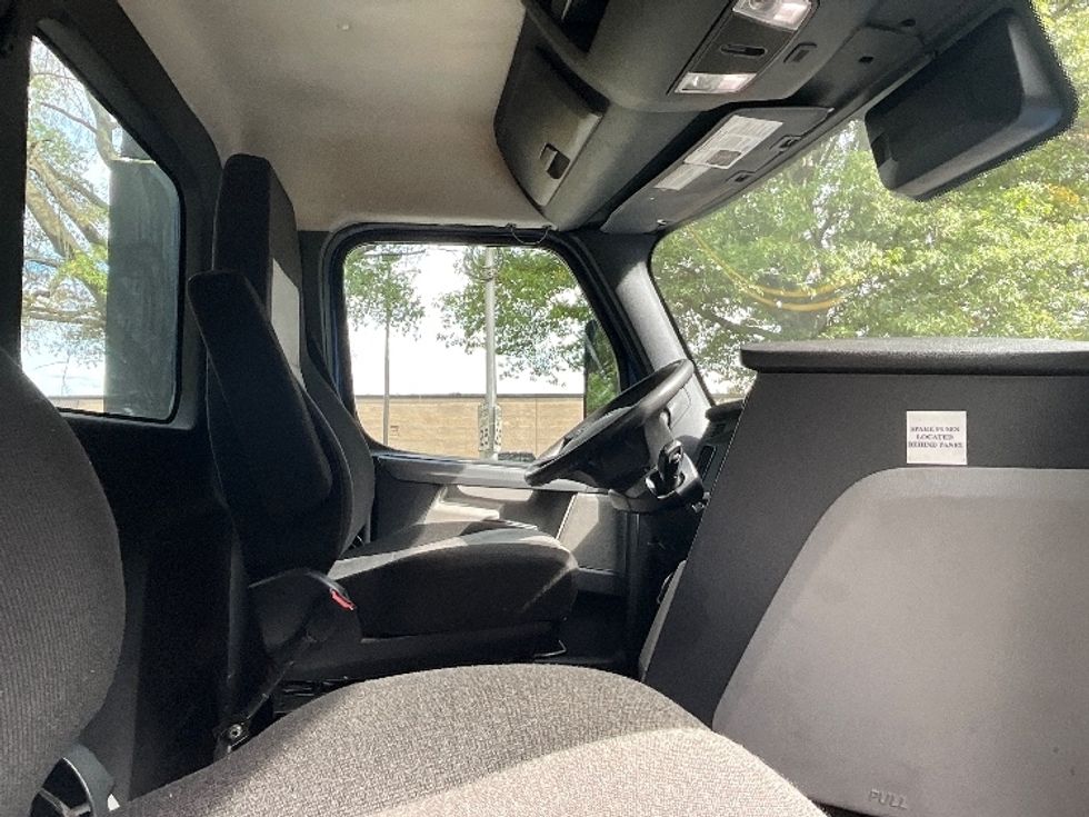 Day Cab Tractor-Heavy Duty Tractors-Freightliner-2021-T12664ST-Reading-PA-607,507\n\t\tmiles-$ 36,250 - Image 14