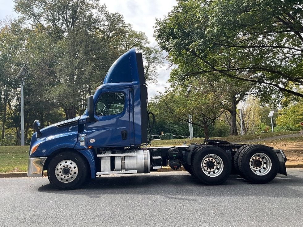 Day Cab Tractor-Heavy Duty Tractors-Freightliner-2021-T12664ST-Reading-PA-607,507\n\t\tmiles-$ 36,250 - Image 4