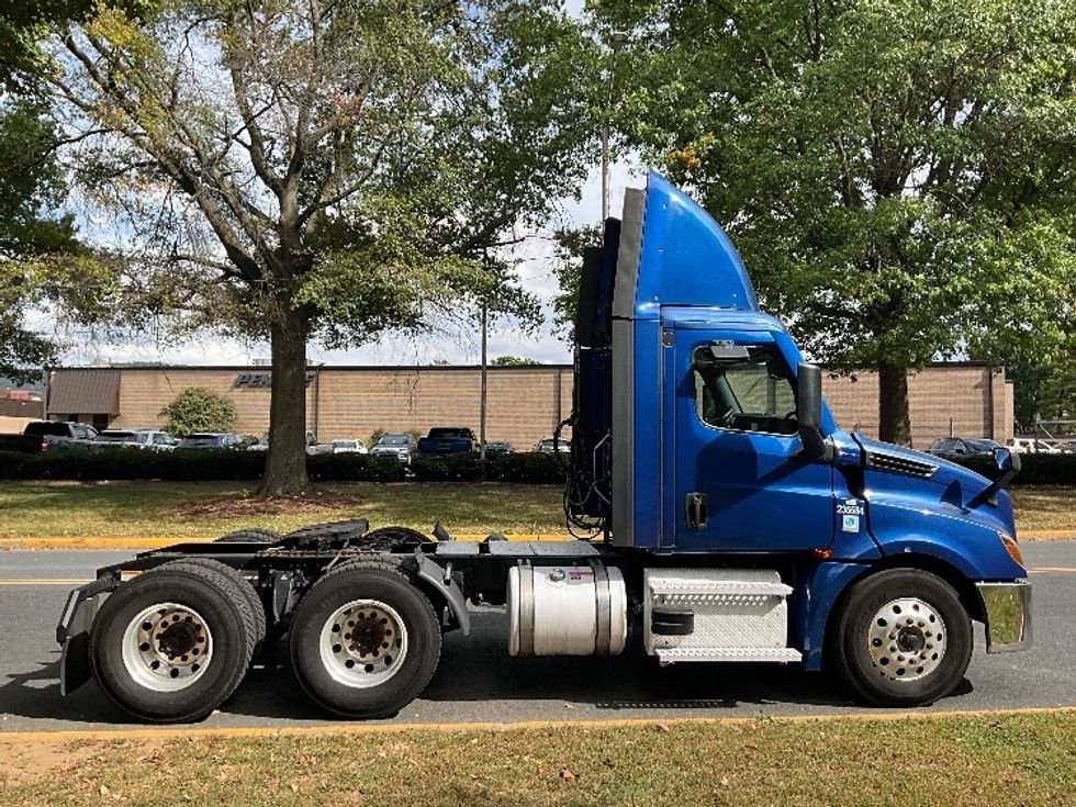 Day Cab Tractor-Heavy Duty Tractors-Freightliner-2021-T12664ST-Reading-PA-607,507\n\t\tmiles-$ 36,250 - Image 8
